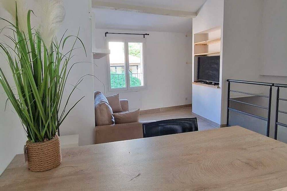 Ganze Wohnung, Lovely renovated studio in Provencal village in Châteauneuf-de-Gadagne, Vaucluse