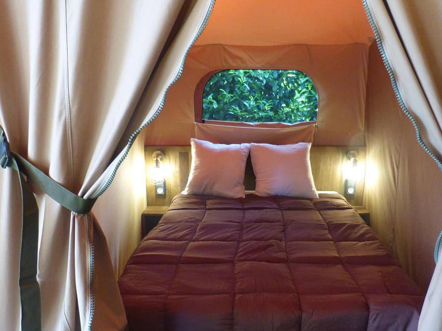 Camping Le Clos de La Lère - Lodge 5 personnes - Tente Lodge Victoria 20m² + 10m² terrasse couverte in Cayriech, Massif central