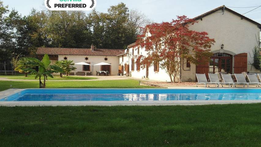 Location de vacances pour 16 personnes, avec jardin et piscine, animaux acceptés à Buzon