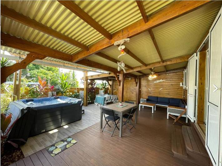 Villa pour 6 personnes, avec terrasse ainsi que jacuzzi et jardin