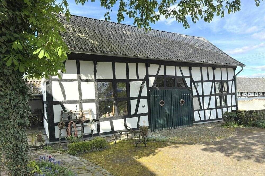 Wohnküche mit Bad in historischer Scheune, Denkmalgeschützt in Hennef, Windecker-Ländchen