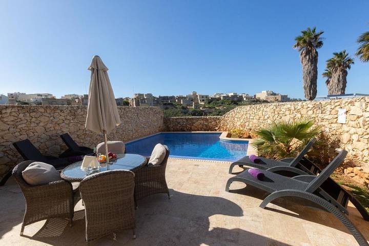 Chalet para 10 personas, con piscina además de vistas y jardín, Se admiten mascotas en Gozo