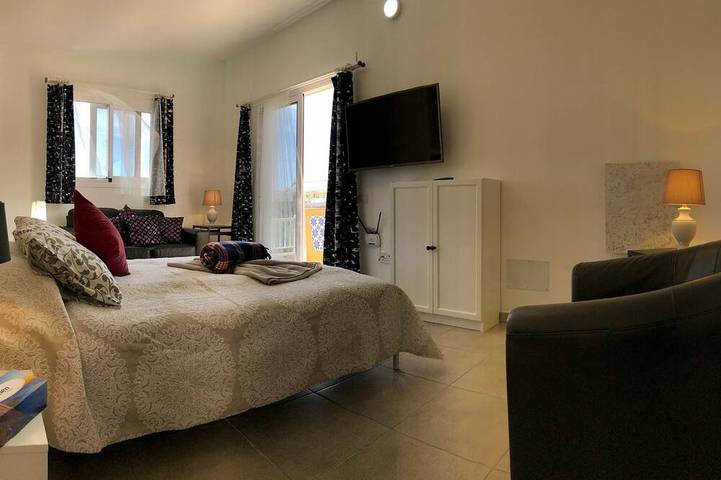 Apartamento entero, Casa de pueblo completamente reformada con 4 apartamentos, con patio en Arico Viejo. in Arico Viejo, Arico