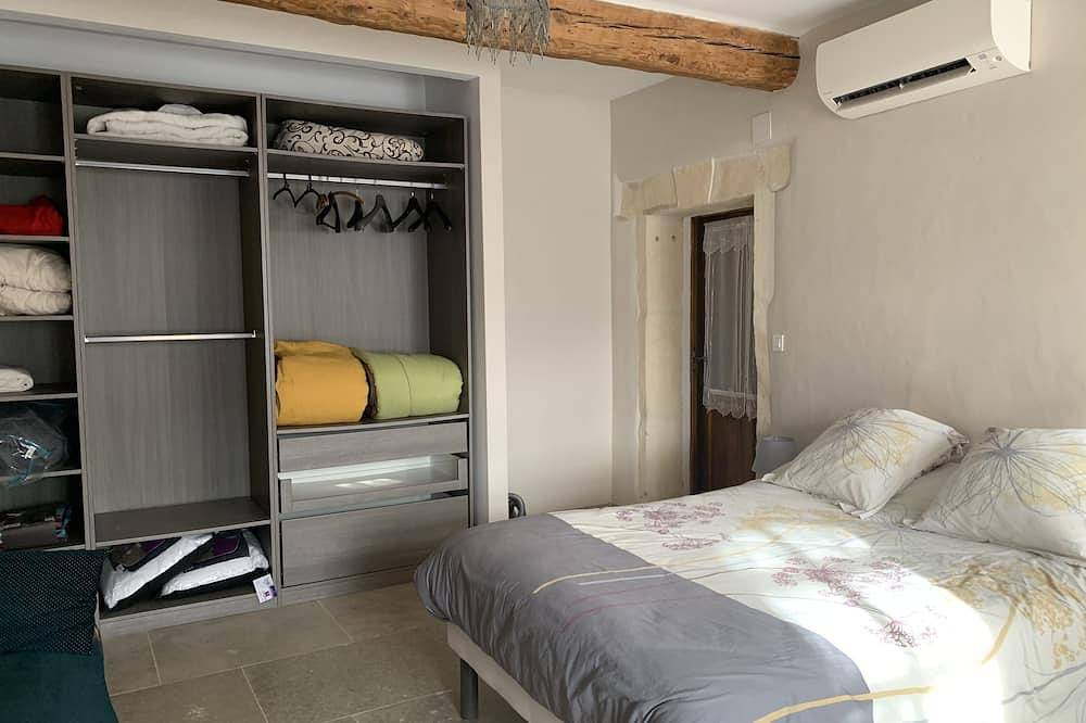 Alpilles, light-filled village house with air-con, courtyard, for 2 or 4 in Aureille, Arles und Umgebung