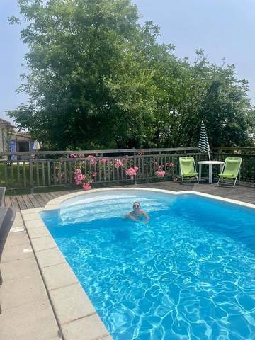 Gîte pour 5 personnes, avec vue ainsi que terrasse et piscine à Salles-Lavalette
