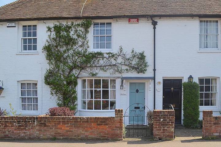 Cottage for 3 people, with yard, with pets in Canterbury