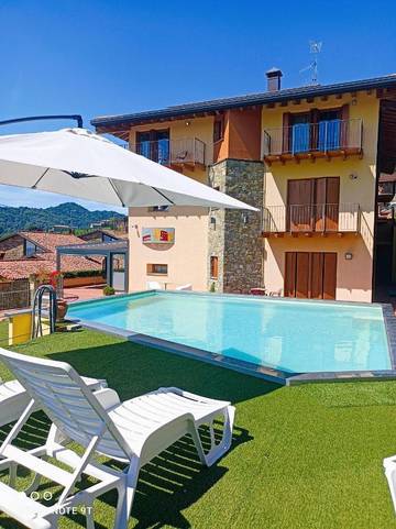 Cottage pour 2 personnes, avec piscine ainsi que jardin et vue à Pontida
