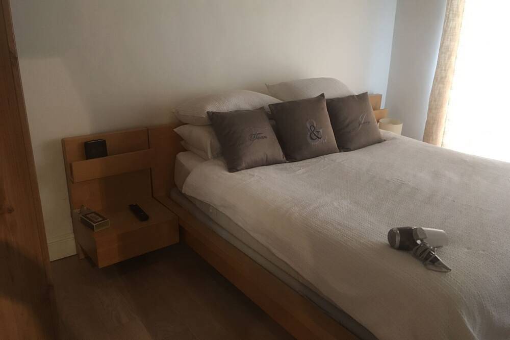 Riverside home, Hot Tub/Sauna, Nr Legoland & Wakeboarding www. liquidleisure.com in Berkshire