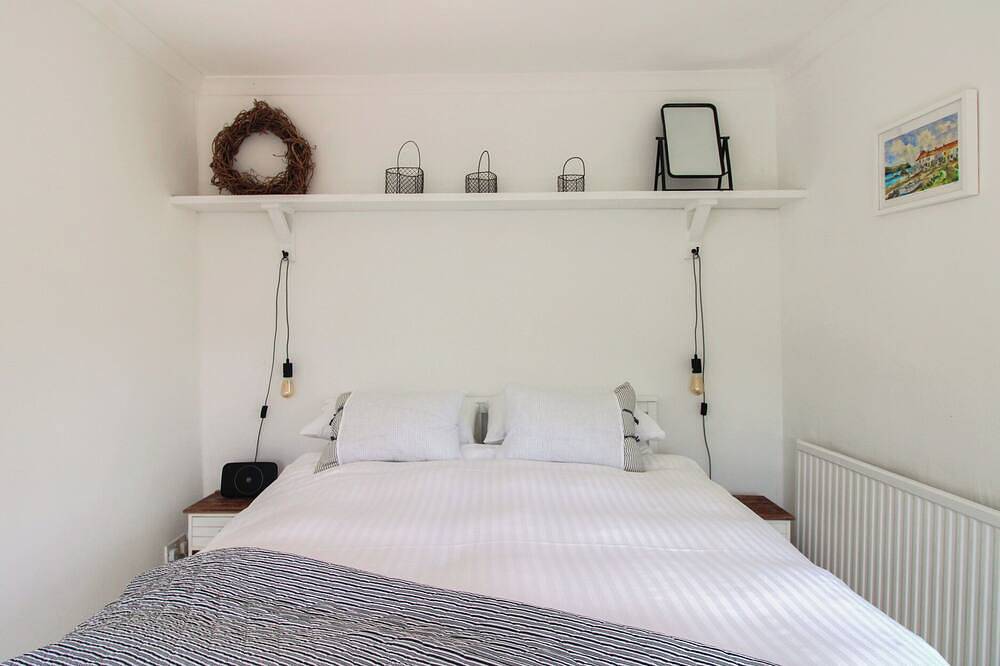 West Island, pet friendly, character holiday cottage in Kingsbridge in Kingsbridge, South Devon
