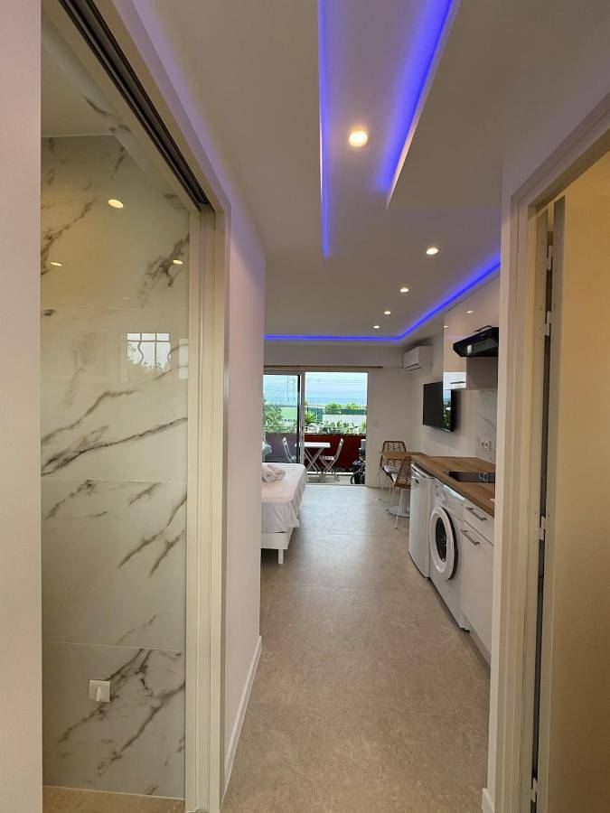 Gîte pour 2 personnes, avec vue ainsi que piscine et balcon dans Marineland (Juan-les-Pins) - 3