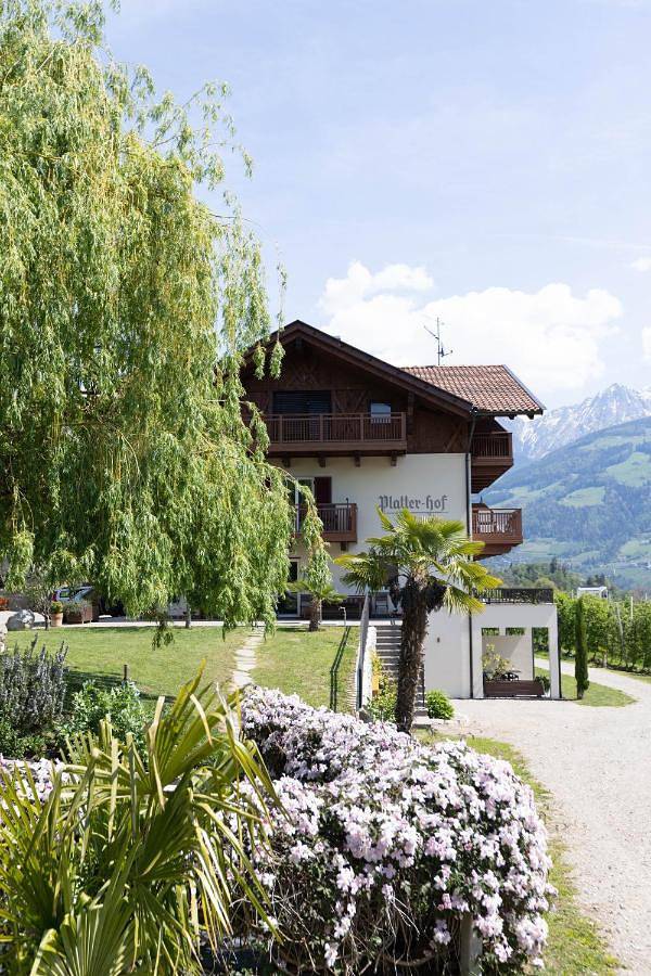 Ferienwohnung für 4 Personen, mit Balkon und Terrasse sowie Garten und Ausblick im Dorf Tirol