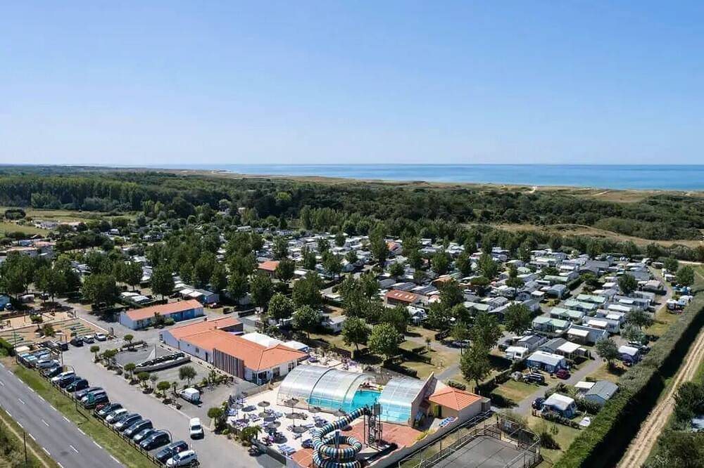 C- Mobil-home Méditerranée Confort Climatisé - 3 chambres 6 personnes in Saint-Gilles-Croix-de-Vie, Vallée de la Loire
