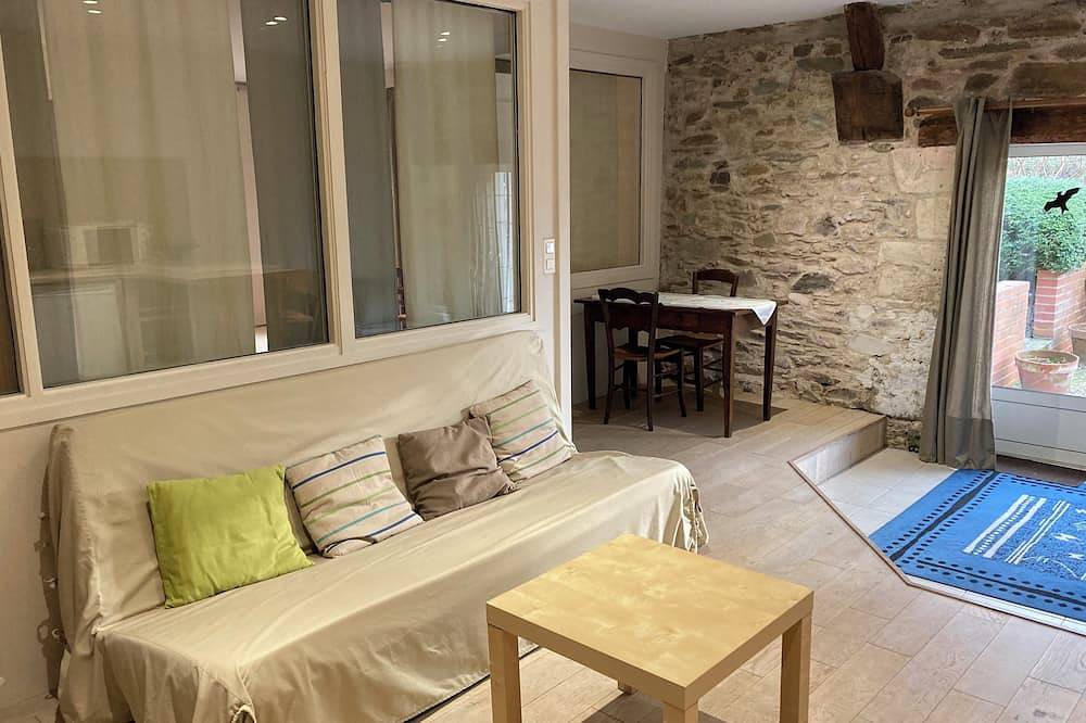 Gîte avec grande piscine privée et jardin au calme près de la Loire en Anjou in Denée, Région d'Angers