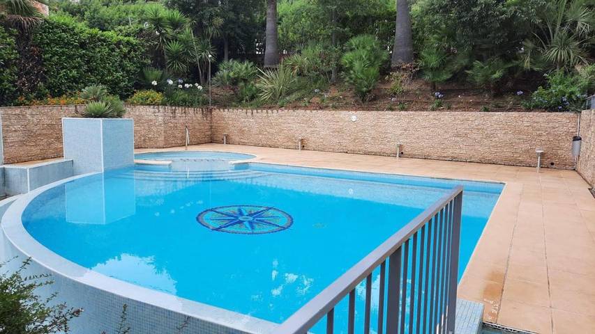 Gîte pour 4 personnes, avec Terrasse ainsi que Piscine et Vue dans Office De Tourisme Et Des Congres De Mandelieu