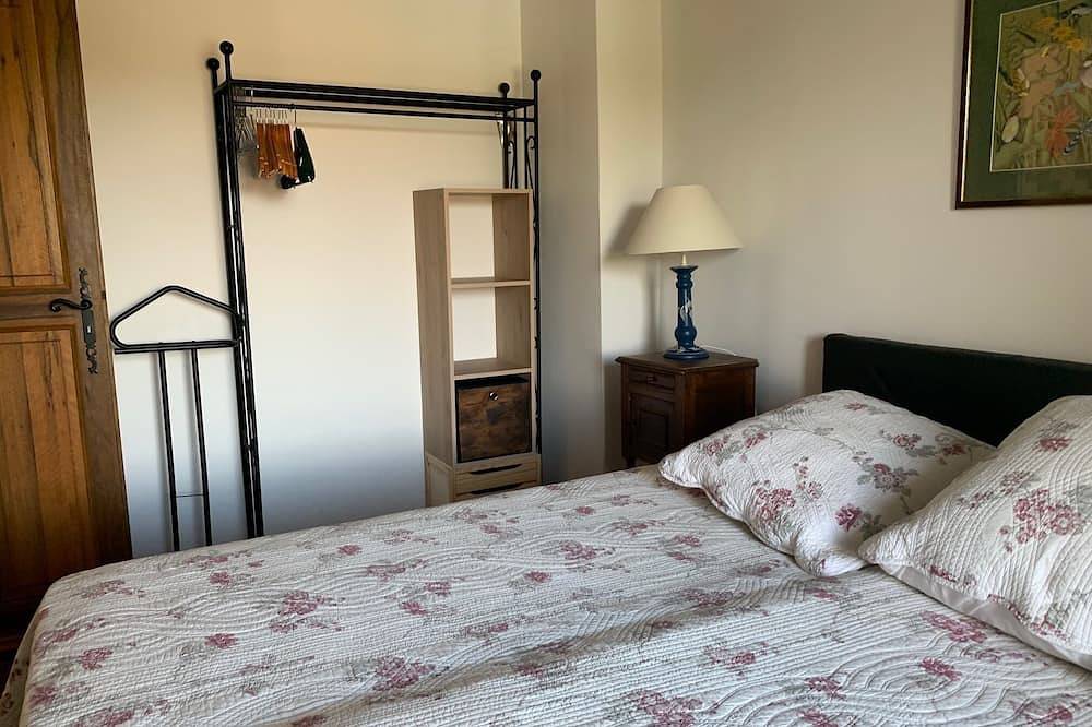 Appartement entier, Gites pour 2 personnes avec piscine et parking privé gratuit in Carpentras, Parc naturel régional du Mont-Ventoux