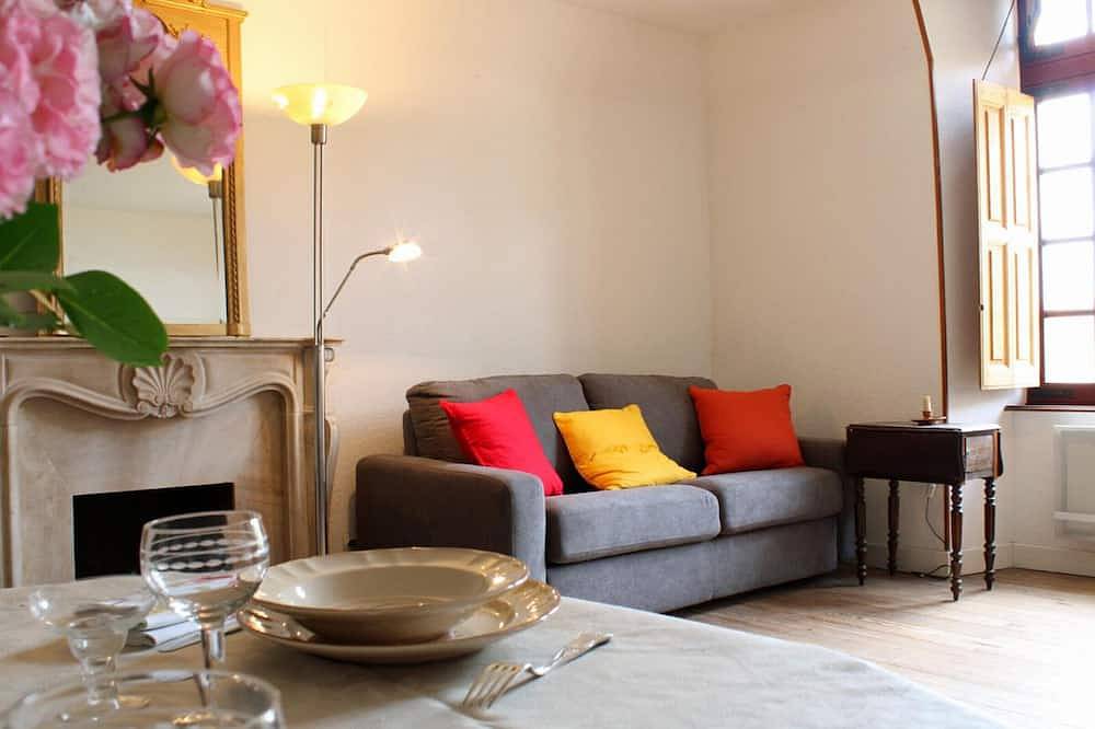 Appartement entier, Studio médiéval au cœur du village, proche commerces in Hérisson, Région de Montluçon