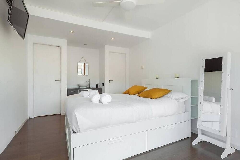 Stylish Villa with Private Pool near Barcelona in El Papiol, Barcellona entroterra