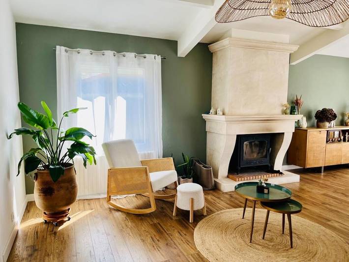 Location de vacances pour 8 personnes, avec jardin et piscine ainsi que terrasse et jacuzzi à Magné