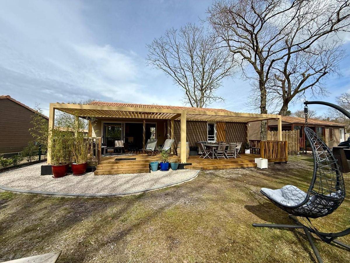 Chalet 18 tout confort pour un séjour dans domaine avec Piscine et en bordure Lac avec plage artificielle in Labouheyre, Landes