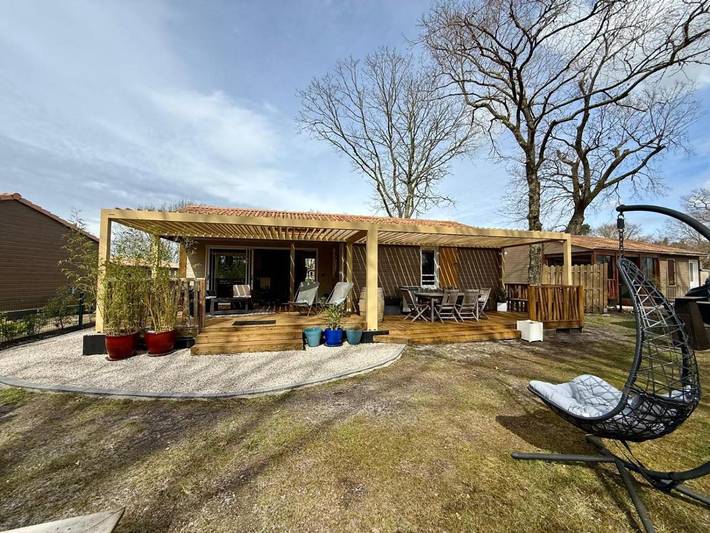 Chalet pour 4 personnes, avec vue et piscine ainsi que jardin et vue sur le lac