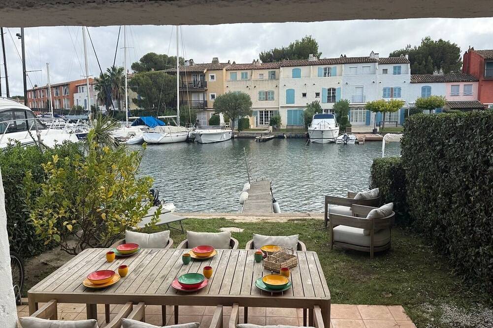 Gelijkvloersappartement, topligging te Port Grimaud Ruime tuin en aanmeerplaats. in Port Grimaud, Grimaud