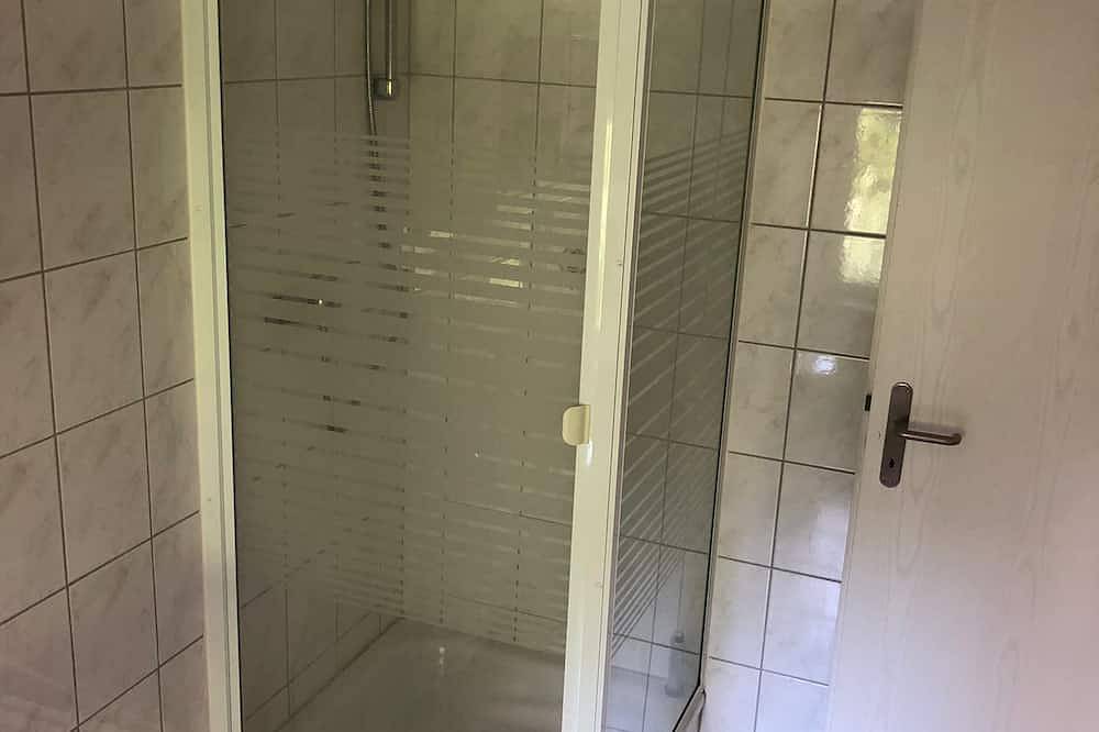 Ganze Wohnung, Gemütliche Ferienwohnung; Mecklenburger Seenplatte; Neue Küche in Schwarz, Mecklenburgische Seenplatte