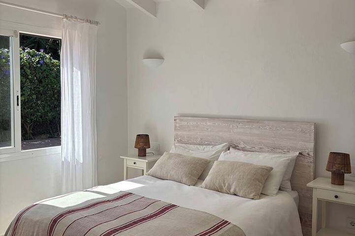 Villa Hibiscus - sea view, private pool, close to beach & restaurants, AC & wifi in Binibeca, Sant Lluís