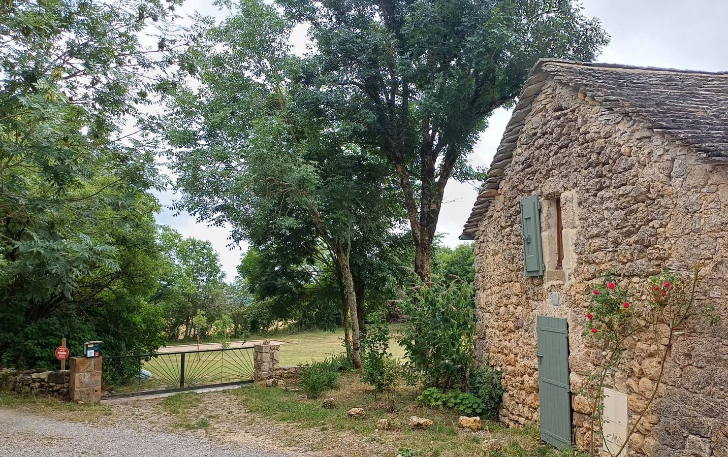 Location saisonnière "Le Passé Composé" terrain de pétanque privé in Millau, Parc naturel régional des Grands Causses
