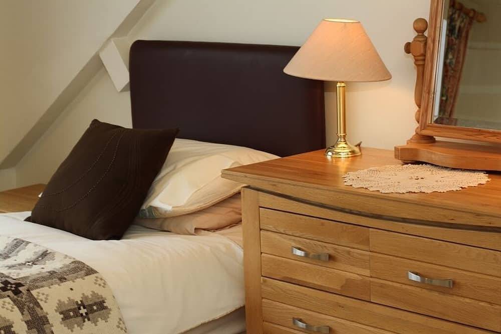 5*property At Harlech Is Situated At The Foot Of The Castle Sleeps 12 in Harlech, Snowdonia