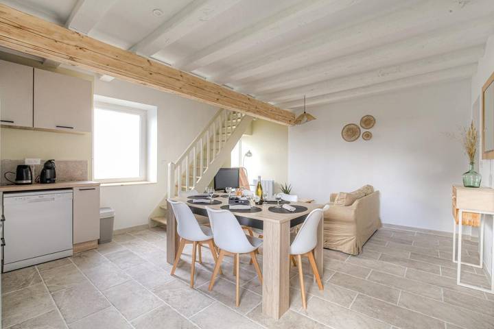 Location de vacances pour 6 personnes, avec vue et balcon à Charentay - 2