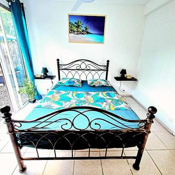 Gîte pour 6 personnes, avec jacuzzi et terrasse à Saint-Esprit (homonymie)