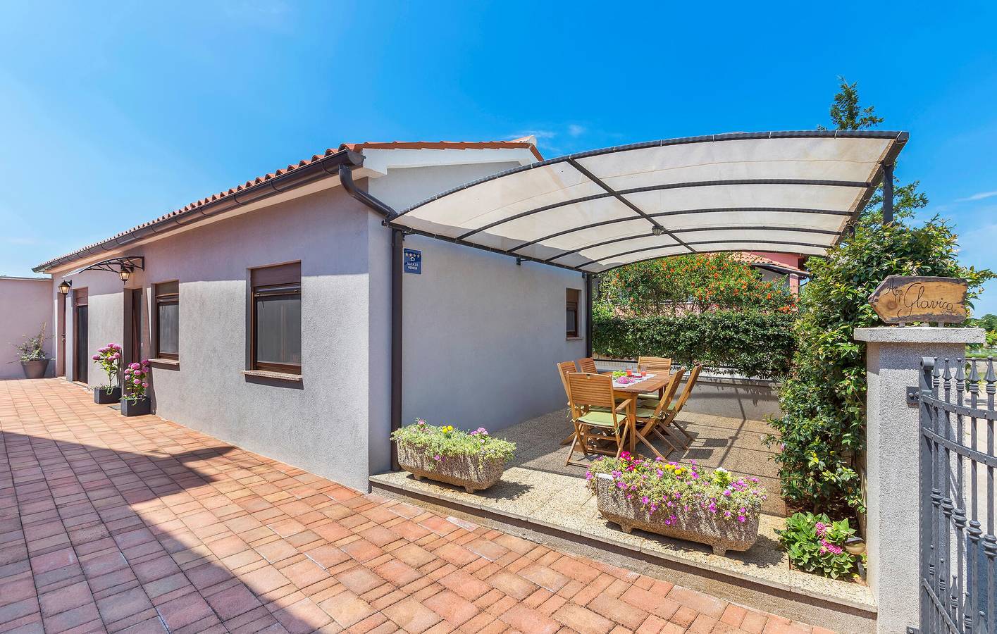 Ganze Ferienwohnung, Charmante 2-Zimmer-Wohnung mit Terrasse, WLAN und Parkplatz in der Nähe des Stadtzentrums von Muntic in Muntic, Südküste Istrien