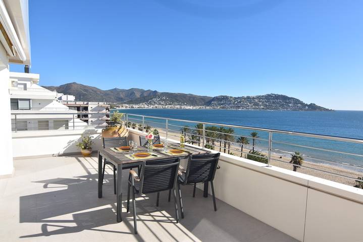 Appartement de vacances pour 6 personnes, avec terrasse ainsi que vue sur l’océan et piscine à Roses