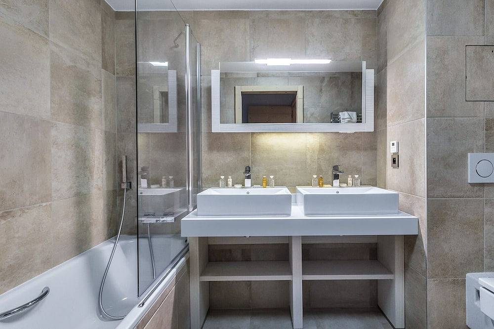 Entire apartment, Modern comfort near slopes in Courchevel, 6 people in Saint-Bon-Tarentaise, Les Trois Vallées