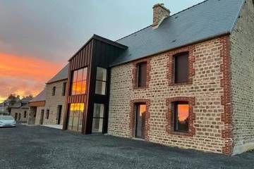 Gîte pour 25 personnes, avec balcon et jardin, animaux acceptés à Le Bény-Bocage
