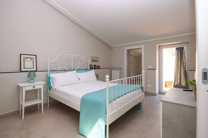 Entire apartment, A Pochi Passi Dalla Reggia di Caserta, Ampio e Luminoso in Caserta, Caserta Province