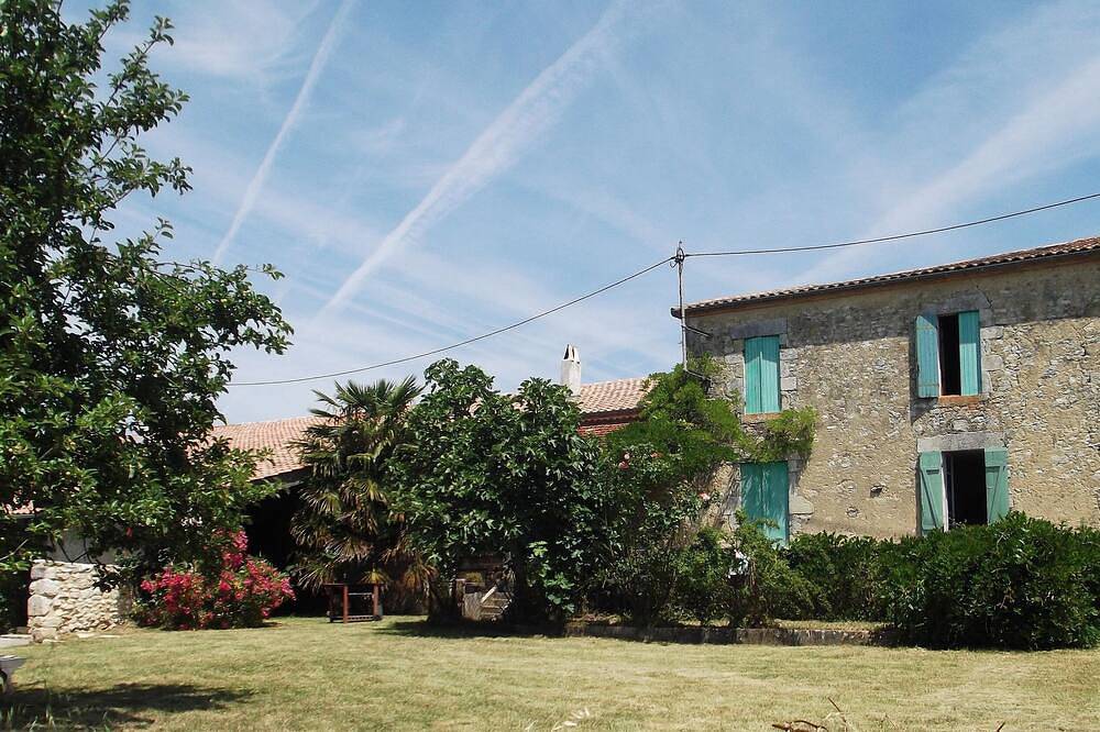 Ferme de caractère avec grande piscine Situé au milieu de tournesols et des vignes in Saint-Jean-de-Duras, Région de Marmande