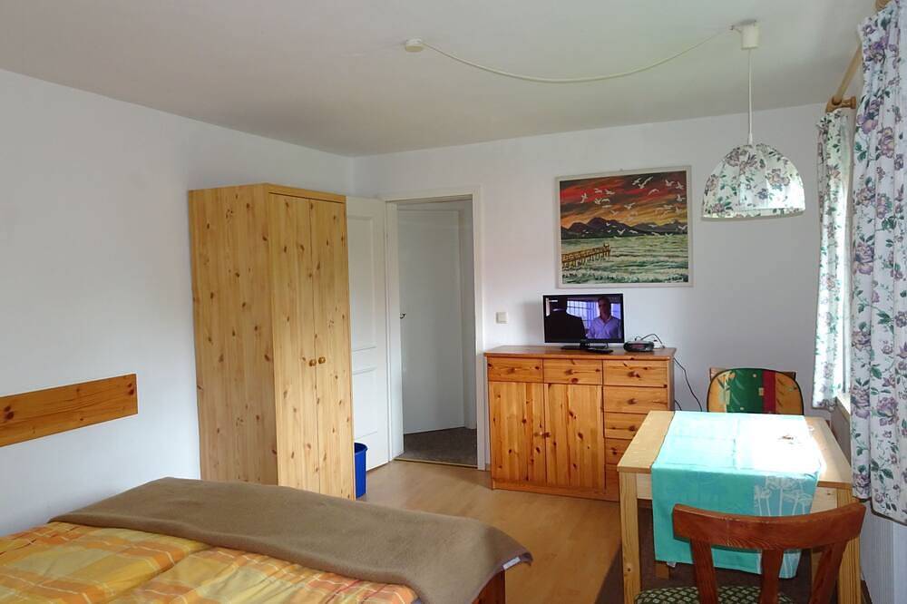 Ganze Wohnung, Appartement 1 - 22 qm -  Wohn-/Schlafraum, Küche, Dusche, Wc, eigener Balkon in Gollenshausen am Chiemsee, Gstadt am Chiemsee