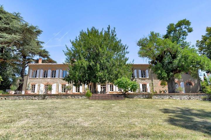 Location de vacances pour 11 personnes, avec vue ainsi que jardin et piscine à Avignonet-Lauragais