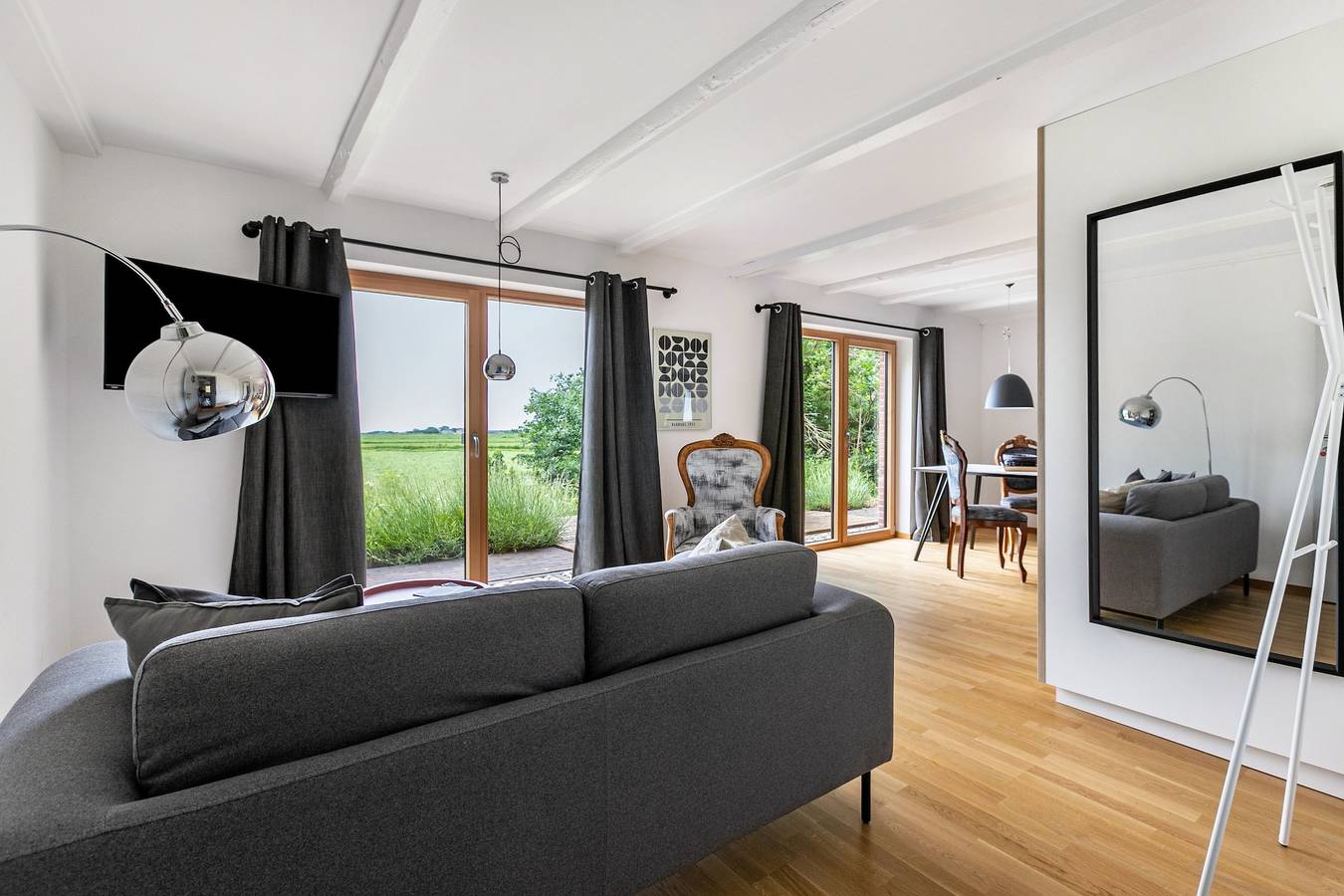 Ganze Wohnung, „Himmelblaue Schönheit unter Reetdach“ großzügig geschnittene Ferienwohnung für zwei Personen im Eg in Pellworm, Nordseeküste
