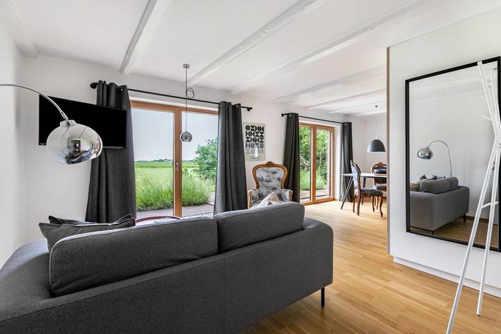 Ganze Wohnung, „Himmelblaue Schönheit unter Reetdach“ großzügig geschnittene Ferienwohnung für zwei Personen im Eg in Pellworm, Nordfriesland