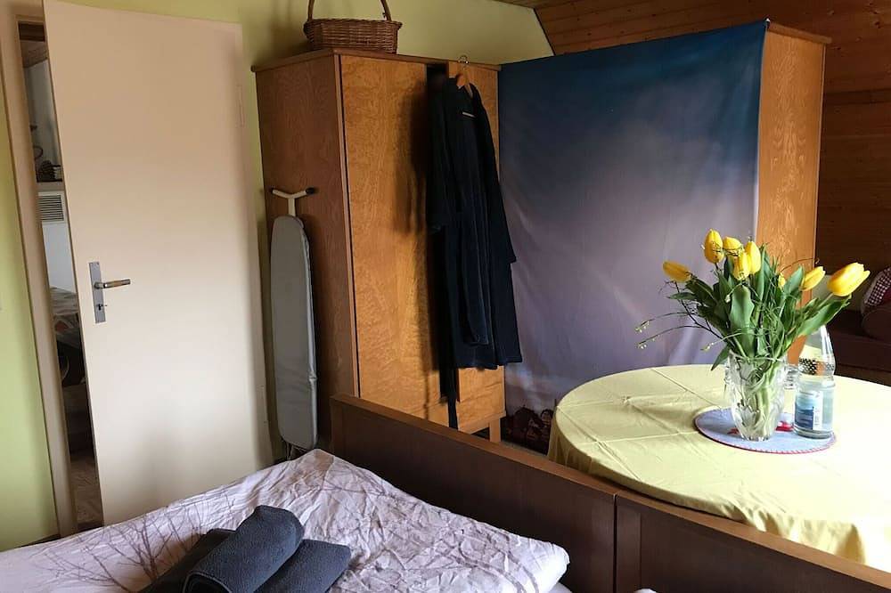 Ganze Wohnung, Retro Ferienwohnung mit Schlossblick im Nordschwarzwald - Biker willkommen! in Altensteig, Nordschwarzwald