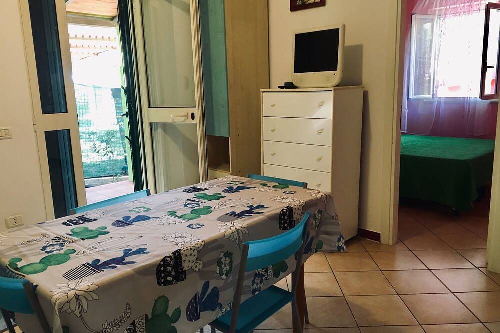 Mimosa C Vila com três quartos para 6 pessoas, 2 quartos e sala com 2 camas in Molinella (Foggia), Gargano