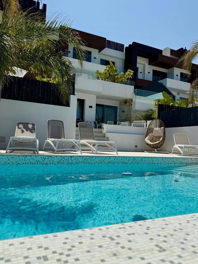 Villa pour 8 personnes, avec piscine et vue ainsi que terrasse et bassin pour enfant, animaux acceptés