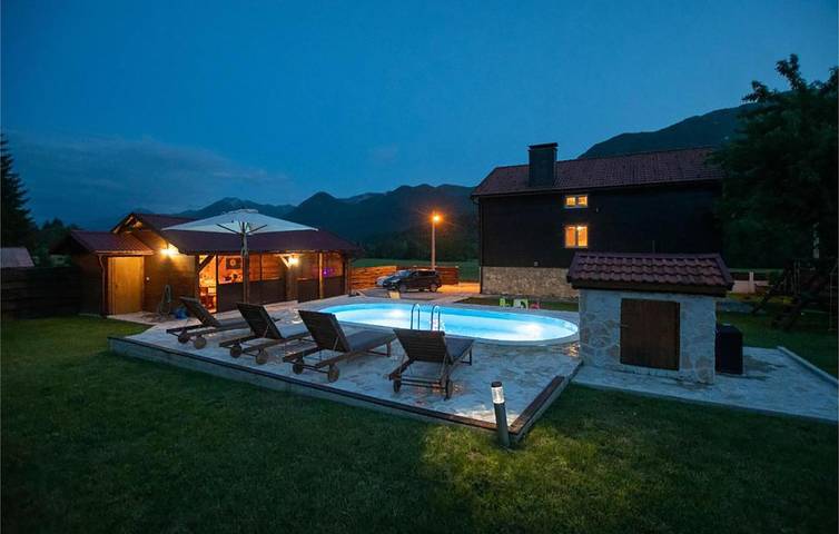 Charmante 250 m² große Wohnung mit Pool, WLAN und Terrasse in Gospitsch, Naturpark Velebit