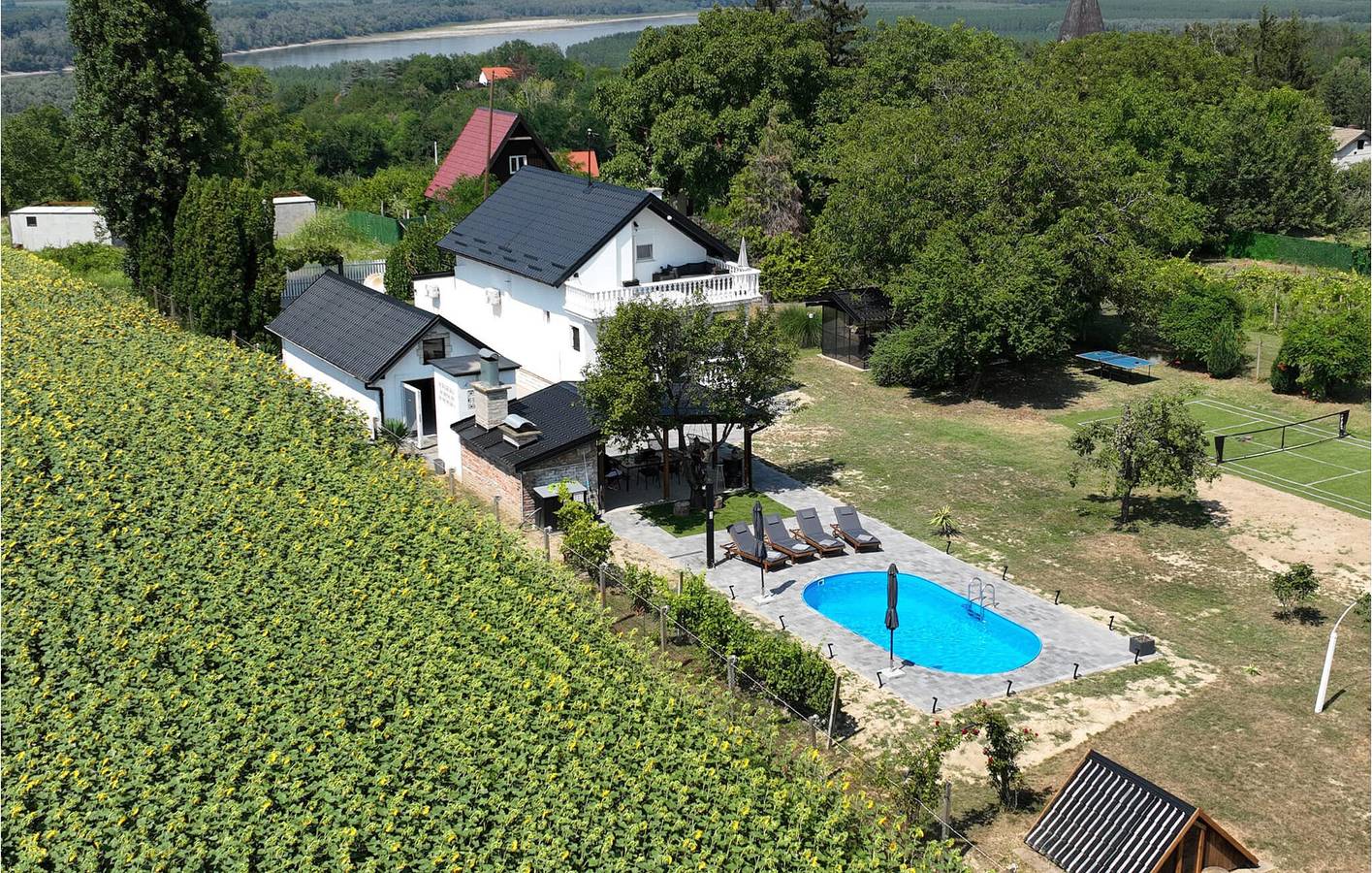 Spazioso appartamento con 2 camere da letto, piscina e terrazza vicino al Danubio in Osijek-Baranja