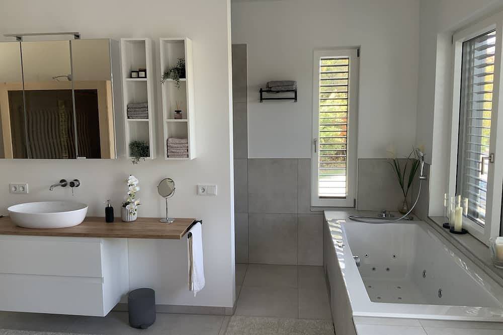 Ganze Wohnung, Ferienhaus in Seenähe mit Whirlpool & Infrarotsauna in Steinberg am See, Ostbayern