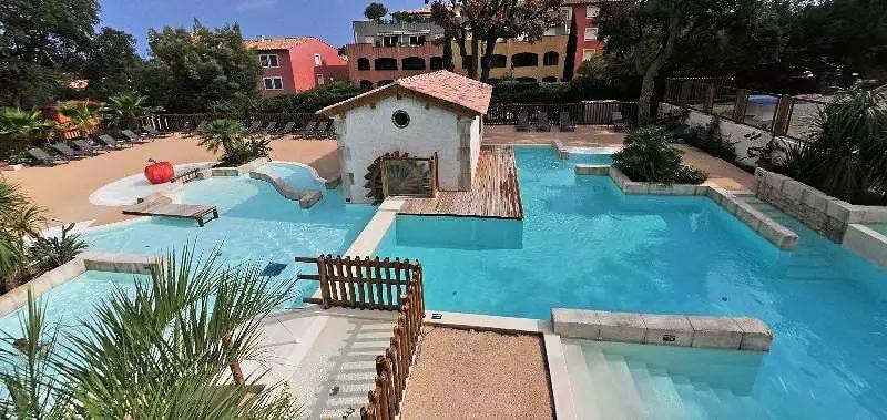 Appartement entier, Roulotte 21m² / 1 chambre - Terrasse 3m² 3 personnes in Cavalaire-sur-Mer, Parc national de Port-Cros