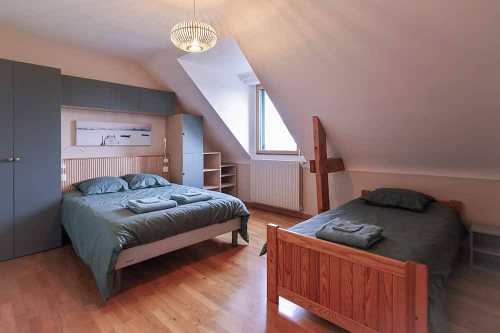 Maison de charme 13p piscine, jardin et cinéma in Pleslin-Trigavou, Région de Dinan