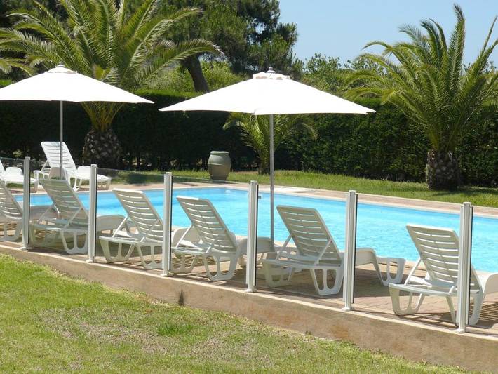 Appart’hôtel pour 4 personnes, avec piscine ainsi que jardin et terrasse